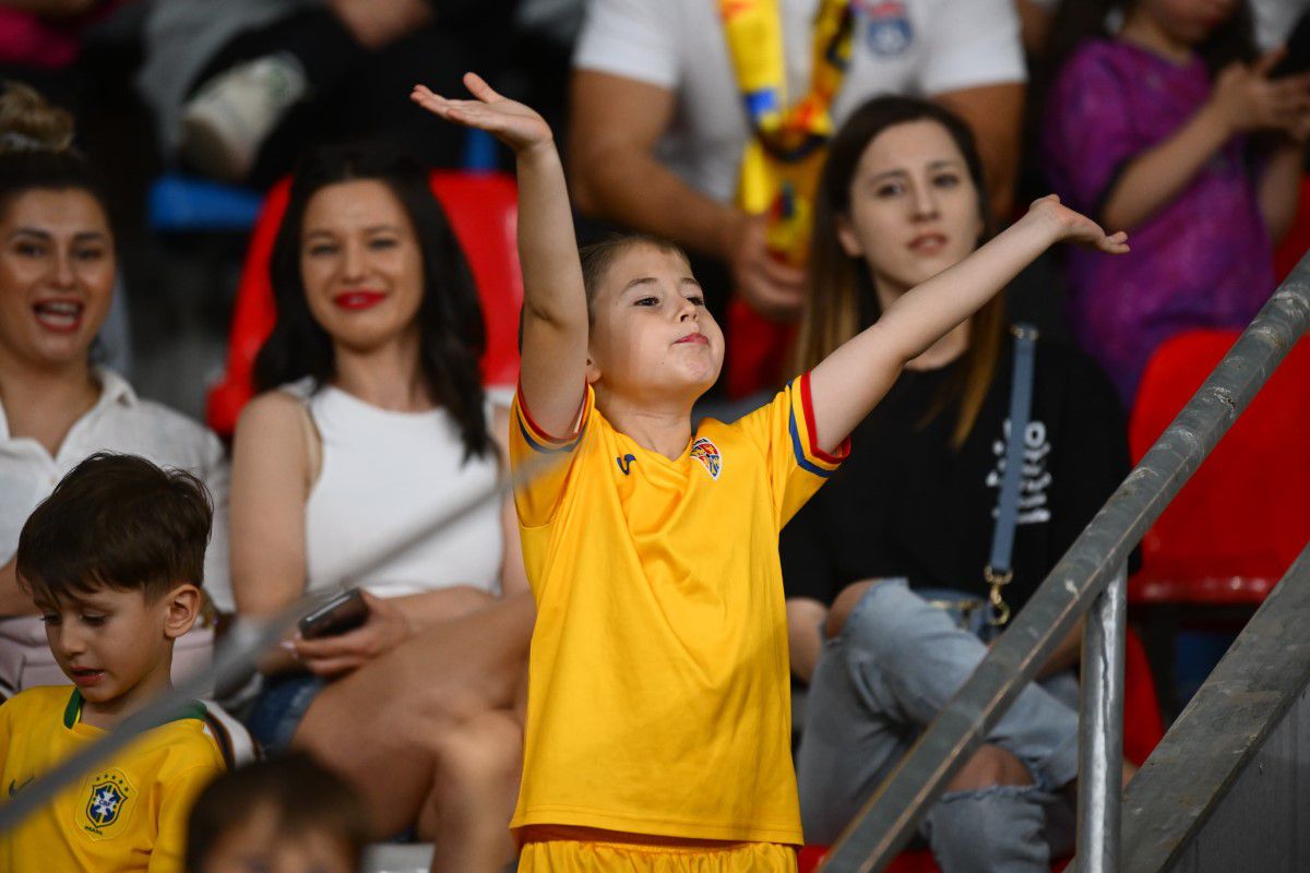 „Sunt șanse cu Ucraina?” » Mircea Lucescu s-a pronunțat la ieșirea din stadion: „Am 10 jucători acolo”