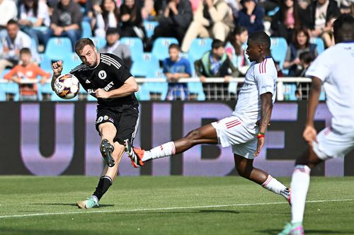 Daniel Popa, în stânga, a semnat cu FCSB // foto: Imago Images