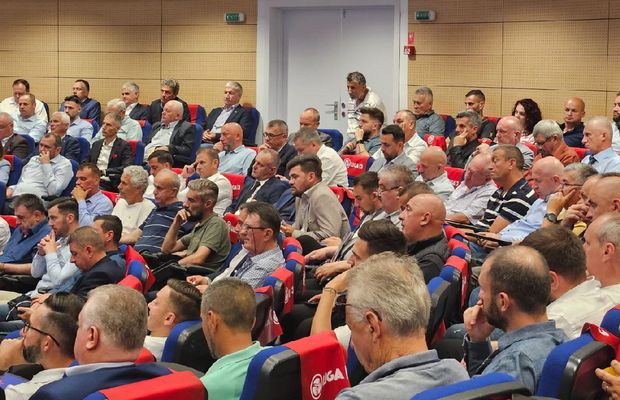 „Oamenilor, nu vă mai jucați cu legile!” » Tensiuni la Adunarea Generală, Federația contestată vocal: „Am ridicat problema și mi-au dezafiliat clubul”