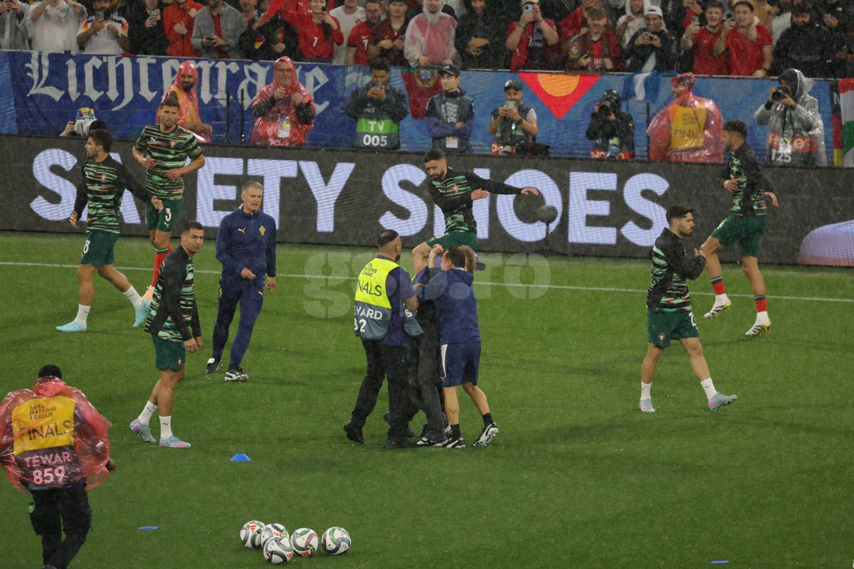 Cristiano Ronaldo asaltat de un suporter inainte de meci