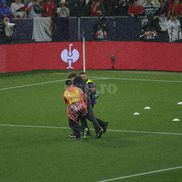 Oamenii de ordine au avut serios de furcă cu fanii care își doreau o poză cu Cristiano Ronaldo. Foto: Ionuț Iordache (GSP.RO)