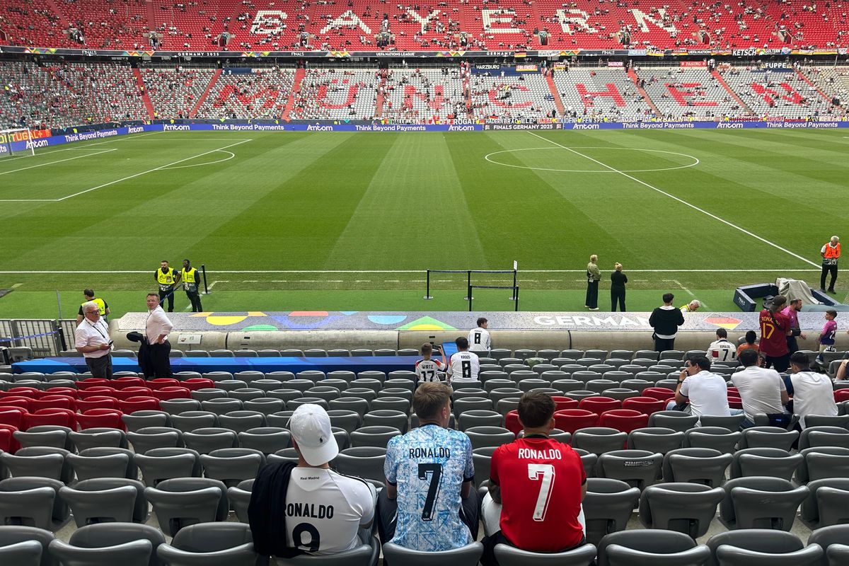 Cristiano a pus stăpânire pe München! Mii de tricouri ale Portugaliei, doar cu numele lui CR7
