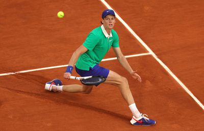 Liderul mondial Jannik Sinner, victorie fără emoții în sferturile de finală ale Roland Garros