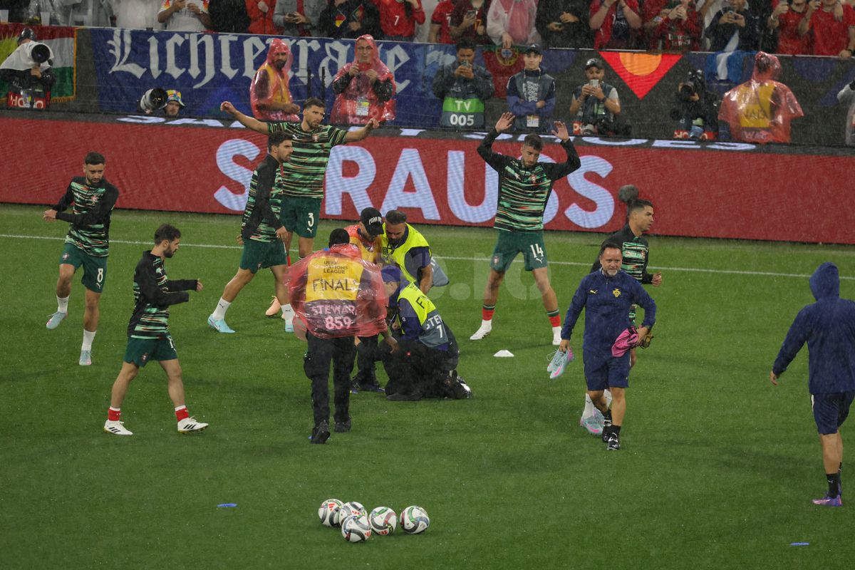 Cristiano Ronaldo asaltat de un suporter inainte de meci