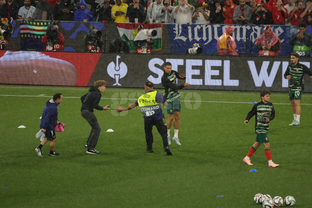 Cristiano Ronaldo asaltat de un suporter inainte de meci