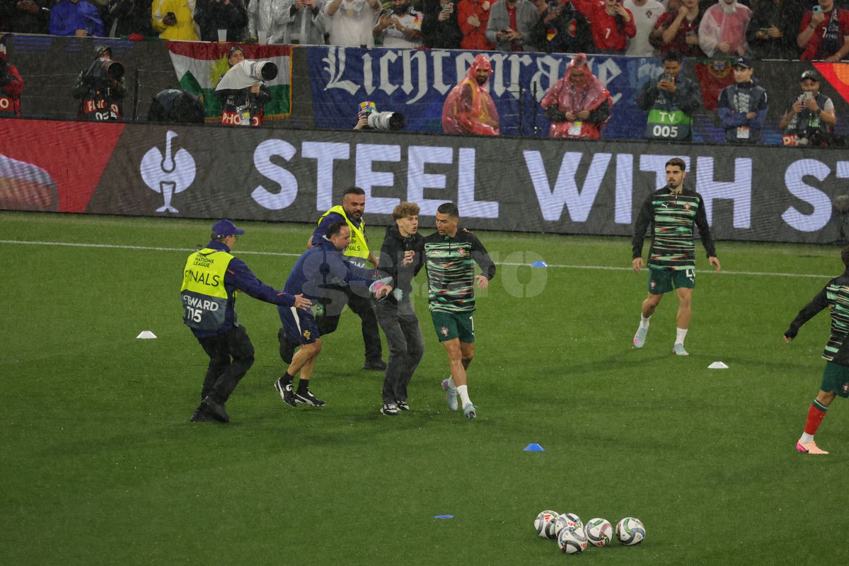 Cristiano Ronaldo asaltat de un suporter inainte de meci