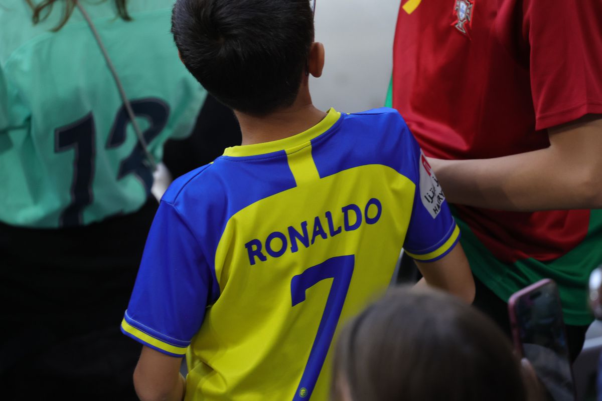Cristiano a pus stăpânire pe München! Mii de tricouri ale Portugaliei, doar cu numele lui CR7