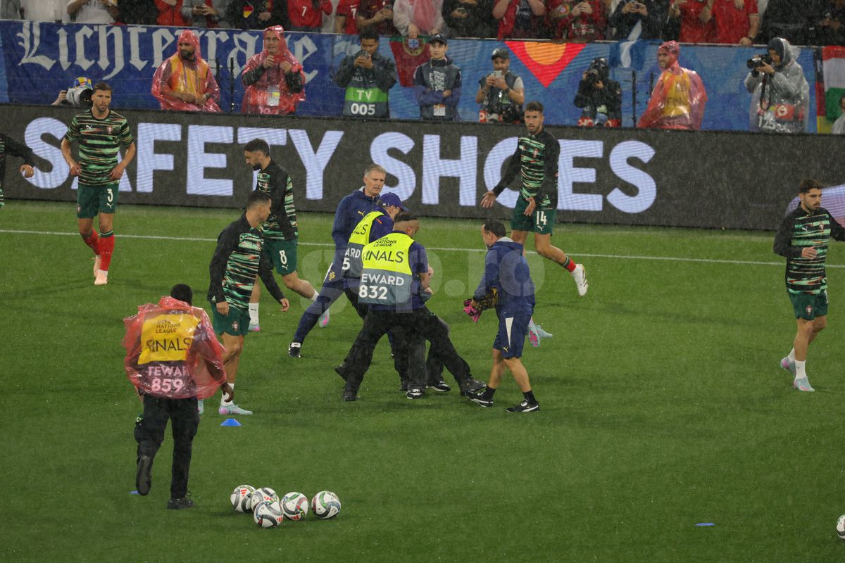 Cristiano Ronaldo asaltat de un suporter inainte de meci