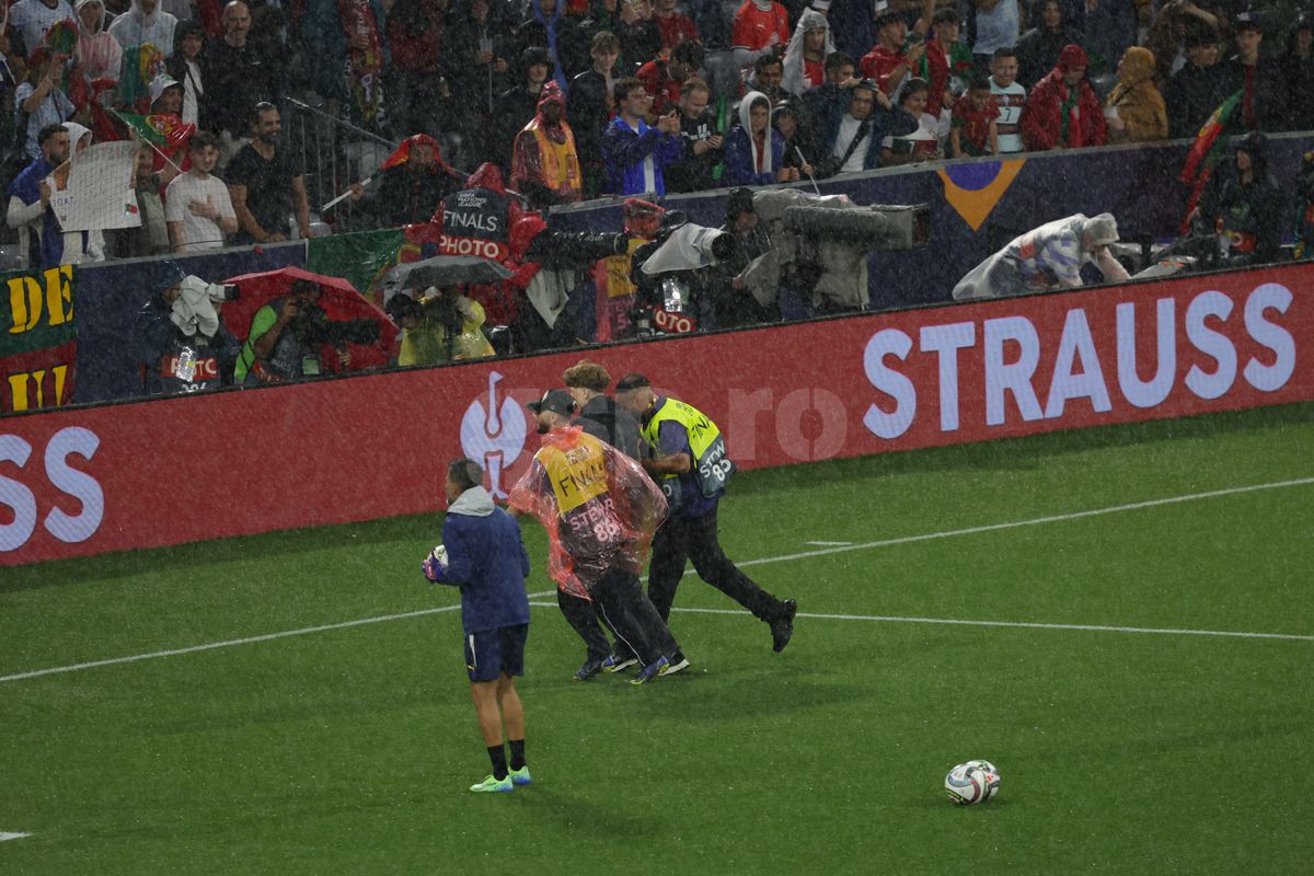 Cristiano Ronaldo asaltat de un suporter inainte de meci