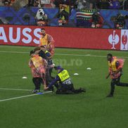 Oamenii de ordine au avut serios de furcă cu fanii care își doreau o poză cu Cristiano Ronaldo. Foto: Ionuț Iordache (GSP.RO)