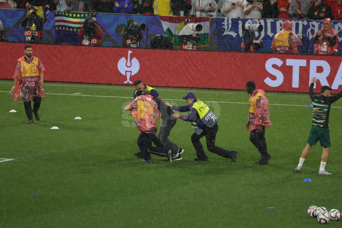 Cristiano Ronaldo asaltat de un suporter inainte de meci