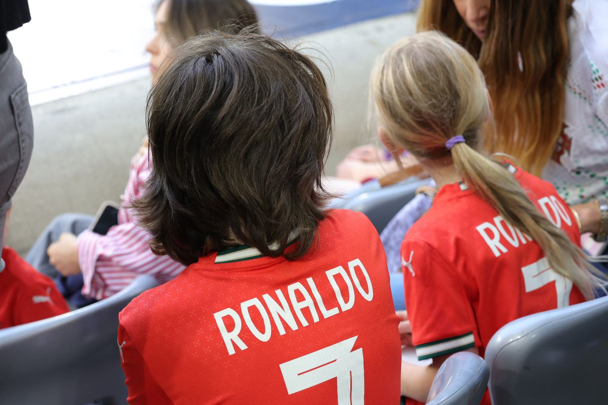 Cristiano a pus stăpânire pe München! Mii de tricouri ale Portugaliei, doar cu numele lui CR7