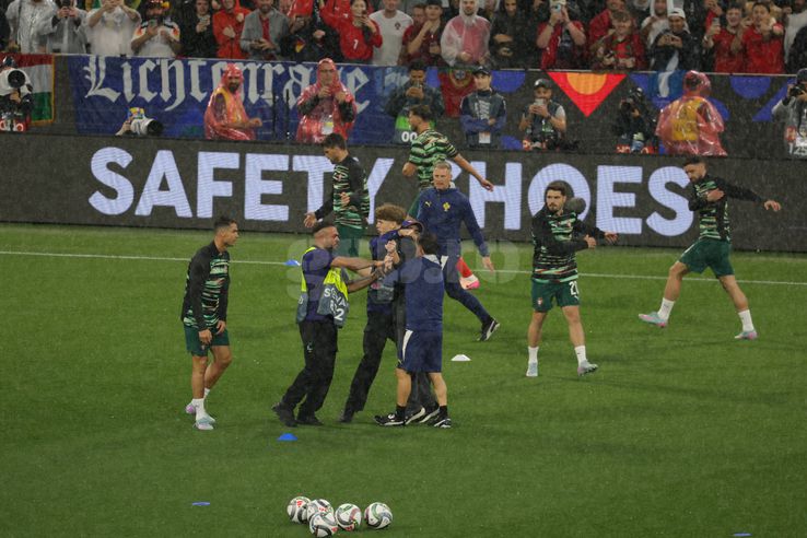 Oamenii de ordine au avut serios de furcă cu fanii care își doreau o poză cu Cristiano Ronaldo. Foto: Ionuț Iordache (GSP.RO)