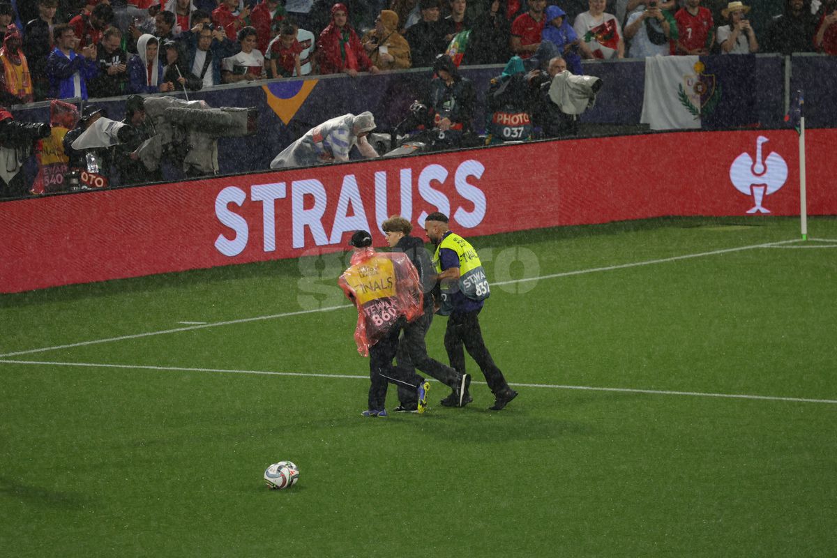 Cristiano Ronaldo asaltat de un suporter inainte de meci