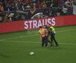 Oamenii de ordine au avut serios de furcă cu fanii care își doreau o poză cu Cristiano Ronaldo. Foto: Ionuț Iordache (GSP.RO)