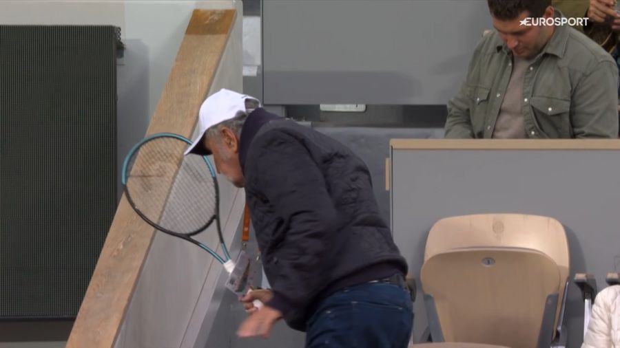 Ion Țiriac cu racheta lui Alexander Zverev/Foto: X Moment uluitor pe Philippe-Chatrier! Ion Țiriac i-a sărit în ajutor lui Alexander Zverev și a jucat rolul de intermediar