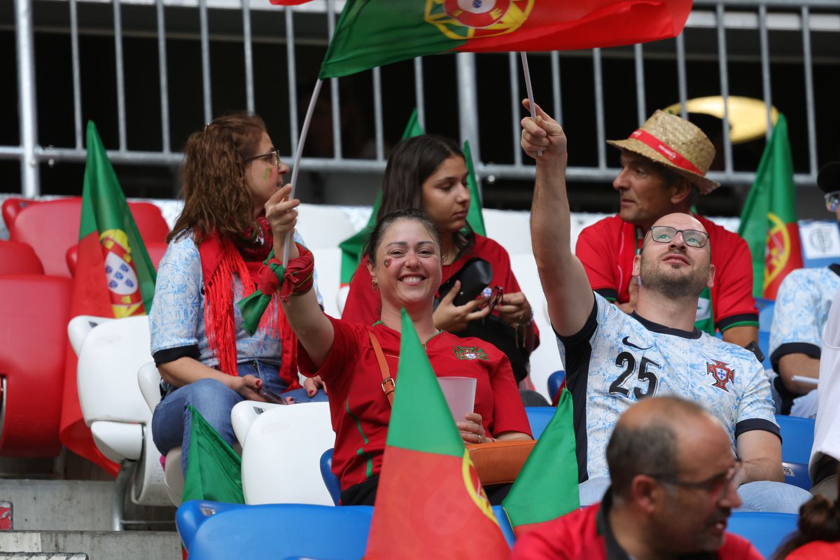 Cristiano a pus stăpânire pe München! Mii de tricouri ale Portugaliei, doar cu numele lui CR7