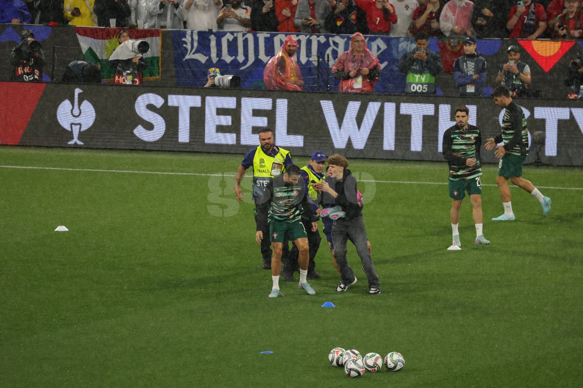 Cristiano Ronaldo asaltat de un suporter inainte de meci