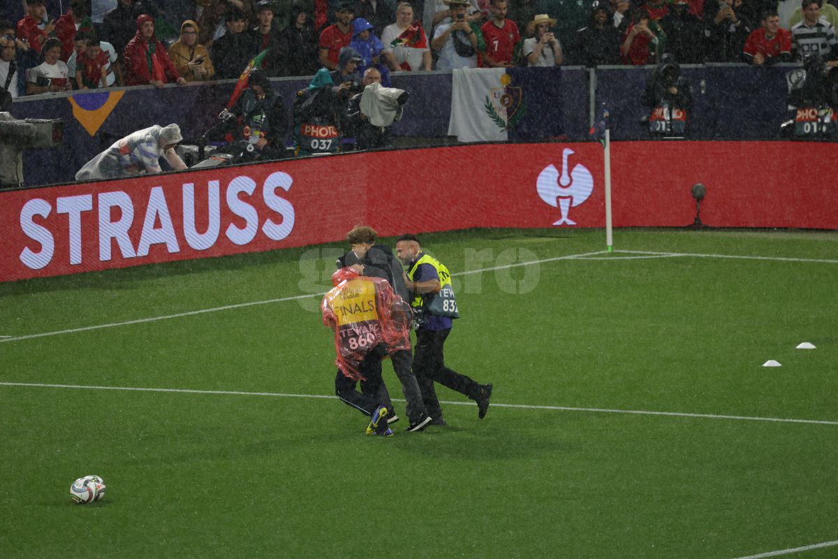 Cristiano Ronaldo asaltat de un suporter inainte de meci