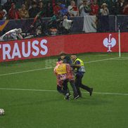 Oamenii de ordine au avut serios de furcă cu fanii care își doreau o poză cu Cristiano Ronaldo. Foto: Ionuț Iordache (GSP.RO)