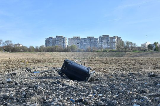 Locul unde ar trebui să apară noul stadion din Constanța s-a transformat în depozit de resturi menajere