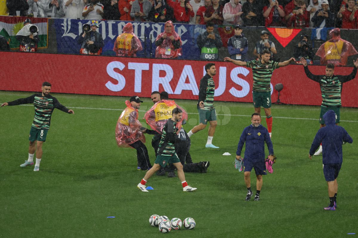 Cristiano Ronaldo asaltat de un suporter inainte de meci