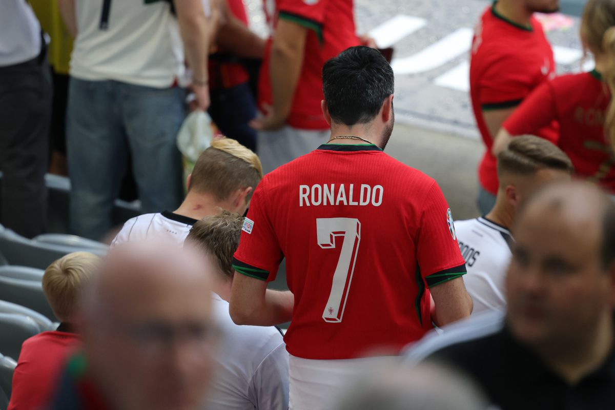 Cristiano a pus stăpânire pe München! Mii de tricouri ale Portugaliei, doar cu numele lui CR7
