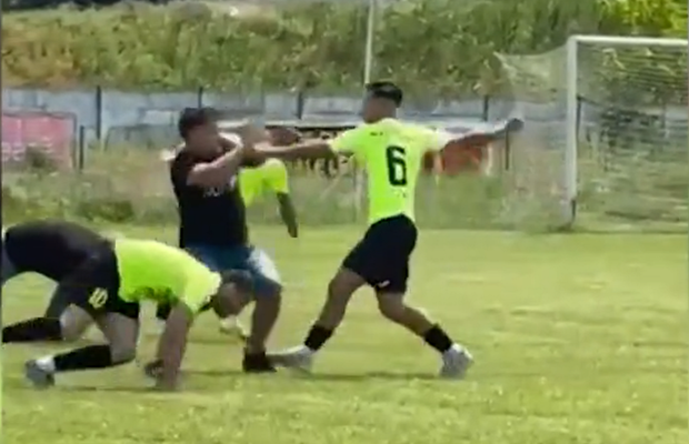 Între timp, în România » Bătaie generală între fotbaliști și spectatori, la 3-2 pentru gazde. Arbitrii s-au refugiat și au sunat la 112! + Meci pierdut pentru ambele echipe