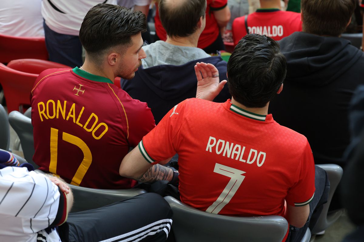 Cristiano a pus stăpânire pe München! Mii de tricouri ale Portugaliei, doar cu numele lui CR7