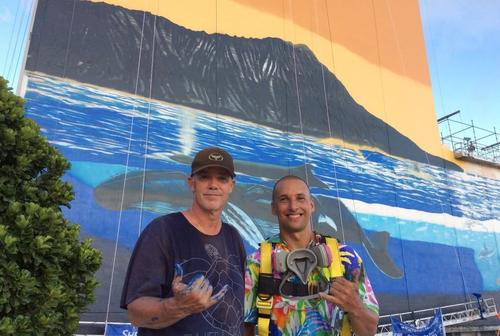 Artistul Wyland (stânga) acuză FIFA că a înlăturat una dintre cele mai cunoscute lucrări ale sale, realizat la Dallas // Sursă foto: Instagram