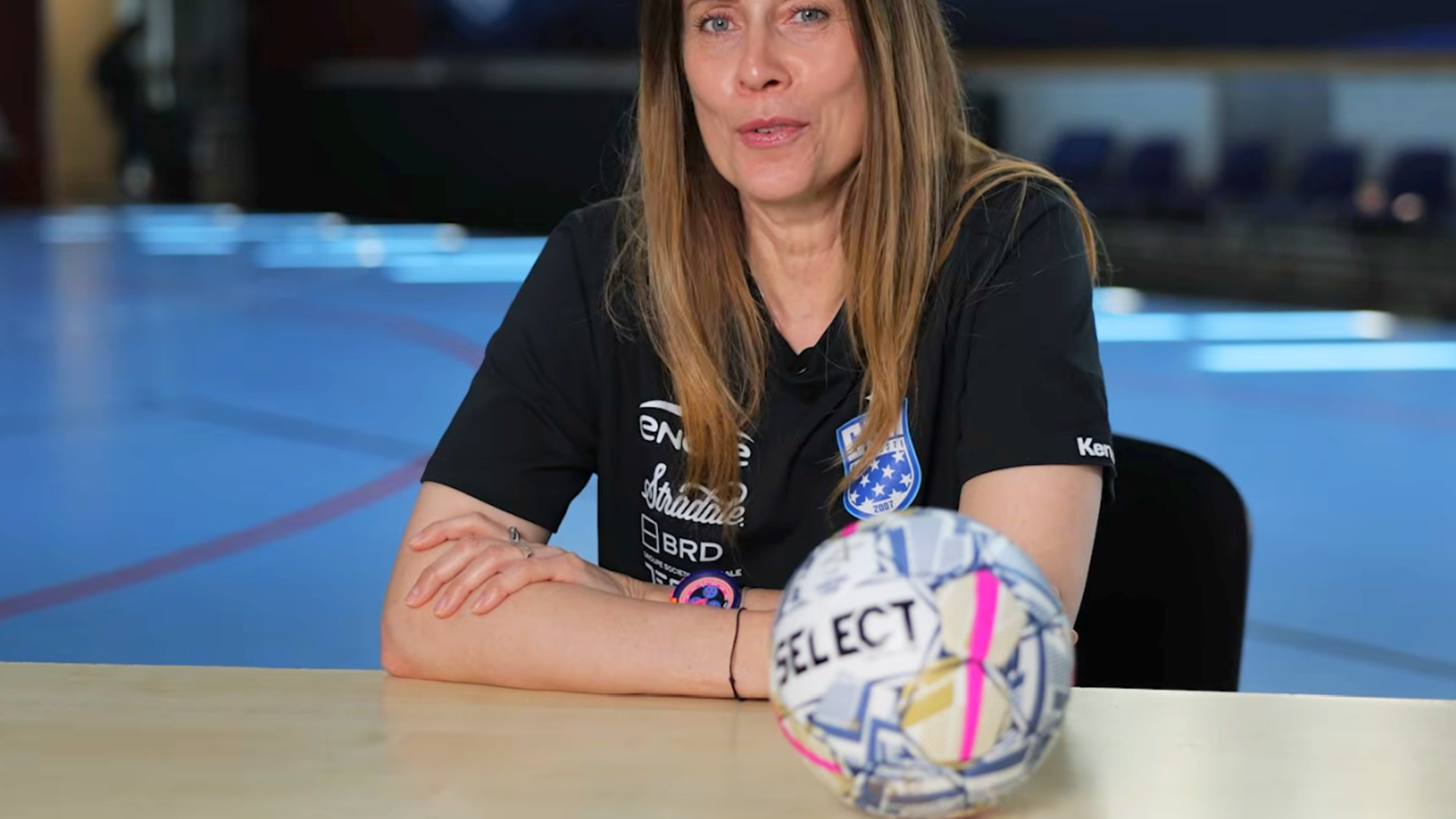 Bojana Popovic dirijând echipa CSM București handbal în timpul unui meci decisiv din Final Four handbal, cu jucătoare concentrate pe teren. | sursa foto: Gazeta Sporturilor