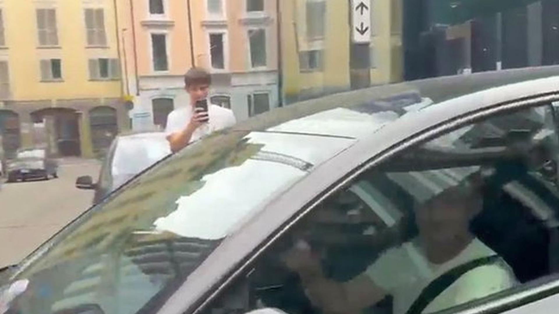 Cristi Chivu la sediul clubului Inter, în timpul negocierilor pentru prelungirea colaborării și semnarea noului contract. | sursa foto: Gazeta Sporturilor