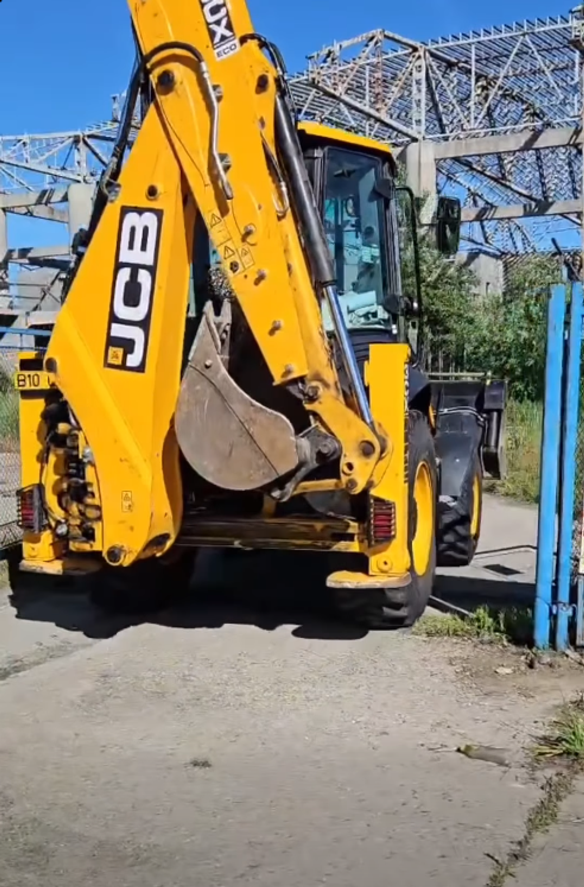După 14 ani de abandon, lucrările sunt reluate printre buruieni! În ce stadiu e polivalenta de 22 milioane de euro