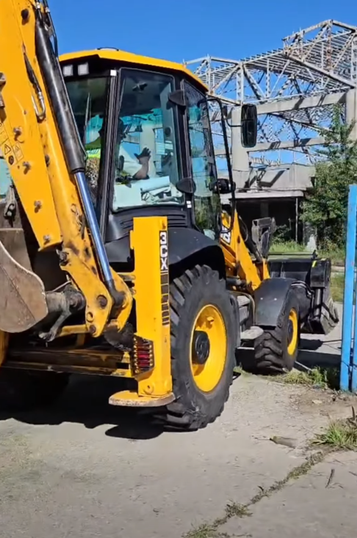 După 14 ani de abandon, lucrările sunt reluate printre buruieni! În ce stadiu e polivalenta de 22 milioane de euro
