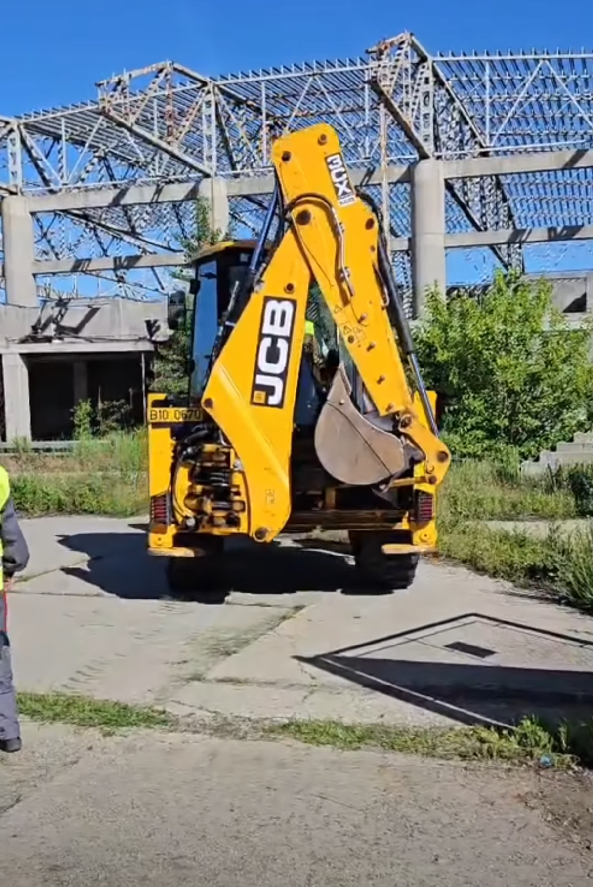După 14 ani de abandon, lucrările sunt reluate printre buruieni! În ce stadiu e polivalenta de 22 milioane de euro