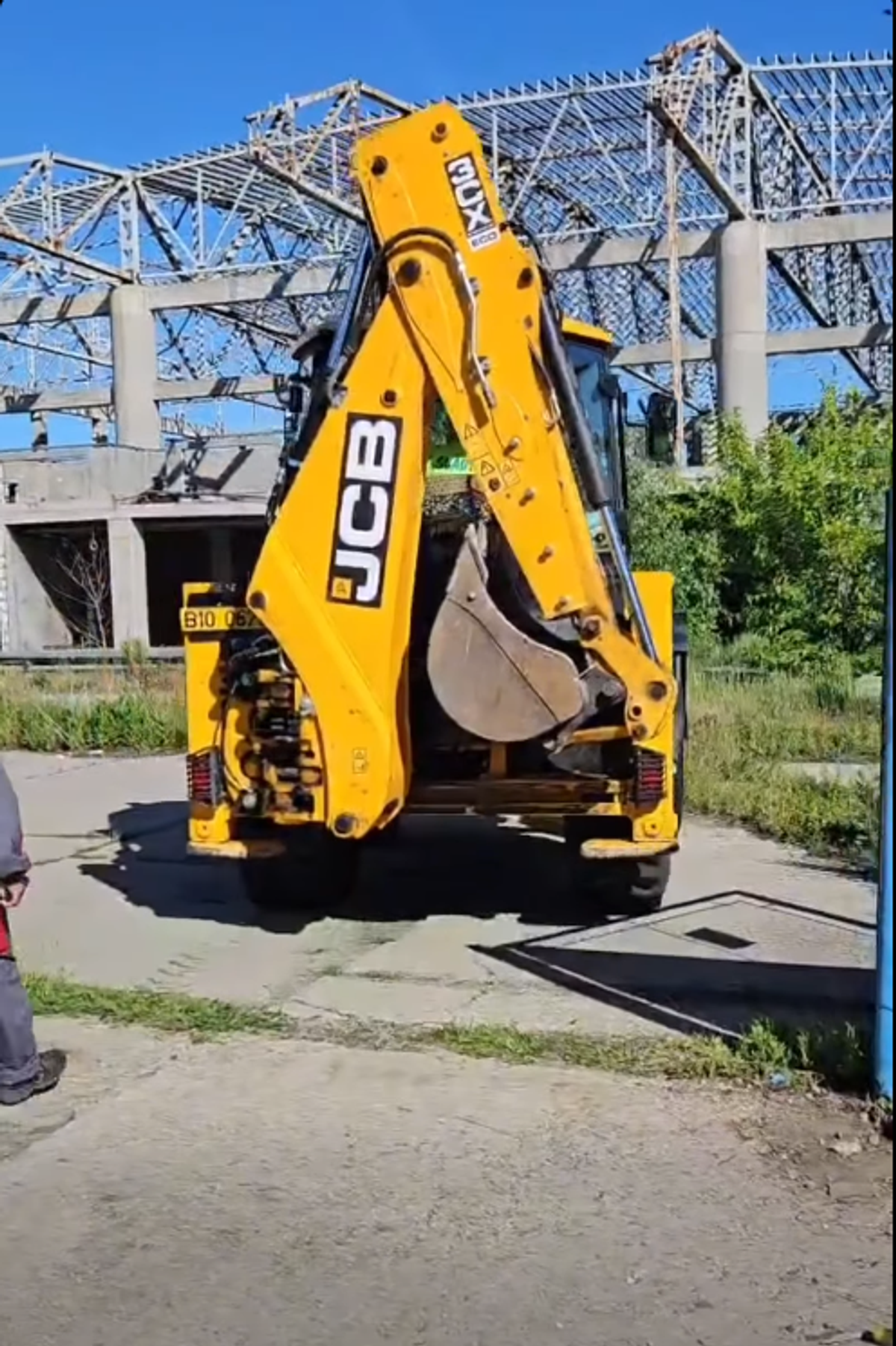 După 14 ani de abandon, lucrările sunt reluate printre buruieni! În ce stadiu e polivalenta de 22 milioane de euro