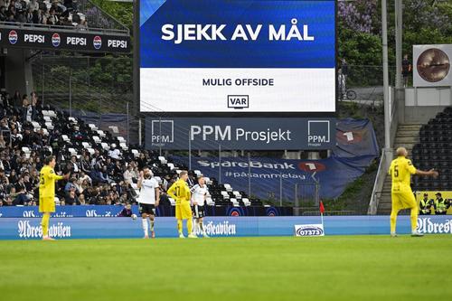 La ora actuală, de multe ori se așteaptă prea mult pentru analizarea unei poziții suspecte de ofsaid la marcarea unui gol / Foto: Imago