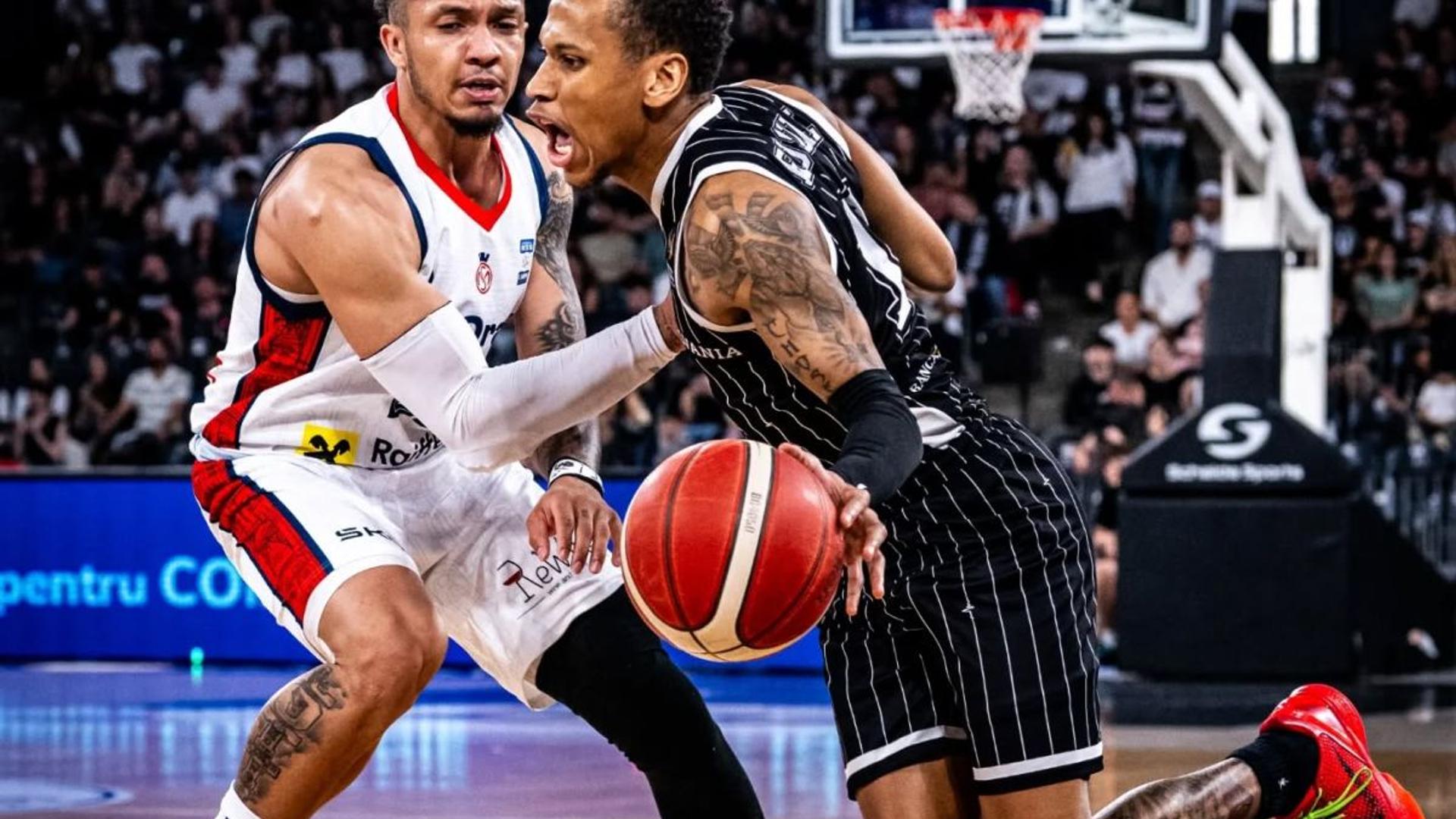 Daron Russell MVP sărbătorind al 6-lea titlu U-BT Cluj pe teren, alături de antrenorul Mihai Silvășan după lecții valoroase primite | sursa foto: Gazeta Sporturilor