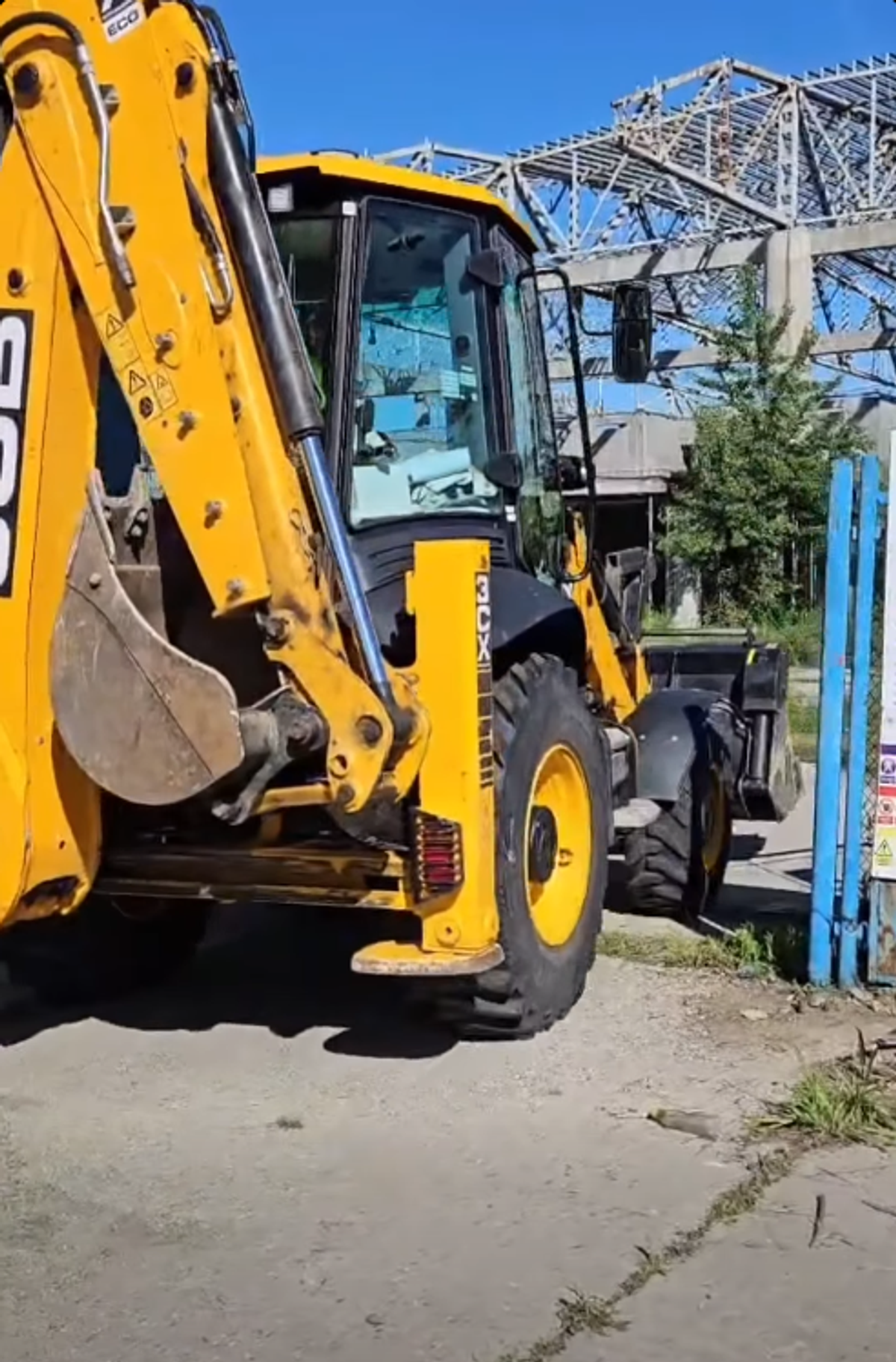 După 14 ani de abandon, lucrările sunt reluate printre buruieni! În ce stadiu e polivalenta de 22 milioane de euro