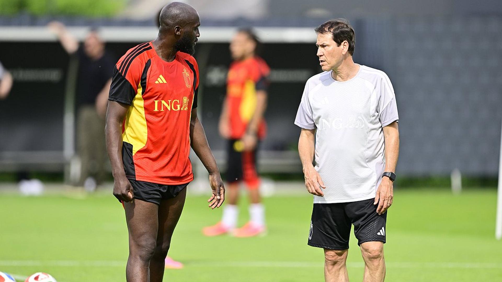 Romelu Lukaku în tricoul Belgiei discutând cu selecționerul Rudi Garcia înaintea Campionatului Mondial 2026. | sursa foto: Gazeta Sporturilor