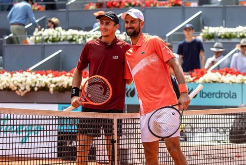 Matteo Arnaldi și Novak Djokovic. Foto: Imago