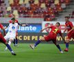 Sergiu Buș (alb) a marcat un gol superb în FCSB - Gaz Metan 2-2