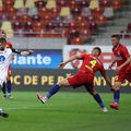 Sergiu Buș (alb) a marcat un gol superb în FCSB - Gaz Metan 2-2