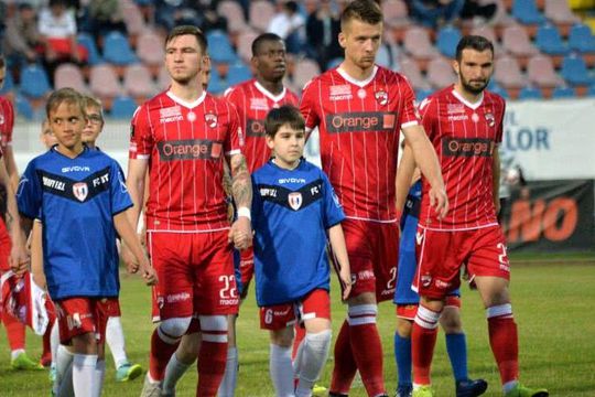 Ionuț Șerban, dreapta imaginii, a semnat prelungirea cu Dinamo