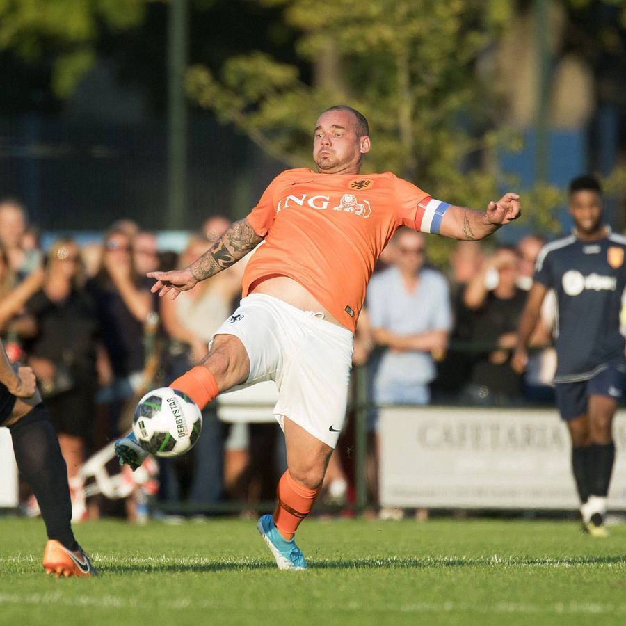 Wesley Sneijder vrea să revină pe gazon la un an de la retragere, dar are o problemă. E gras!