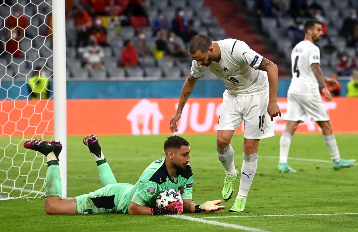 Mănuși speciale purtate de Donnarumma în victoria Italiei cu Belgia