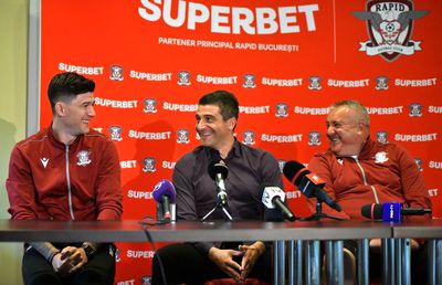 Show la conferința de prezentare a lui Săpunaru și Morais: „Vorbește sau te amendez!”