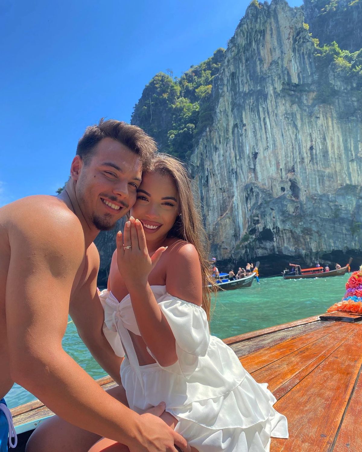 FOTO Iubita lui Florinel Coman are concurență mare de la rivala Dinamo » Atacantul „câinilor” a fost cucerit de o brunetă voluptuoasă