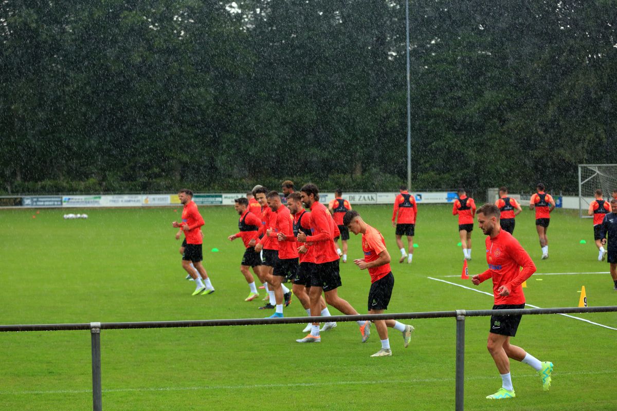 FOTO Antrenament FCSB pe ploaie 04.07.2023