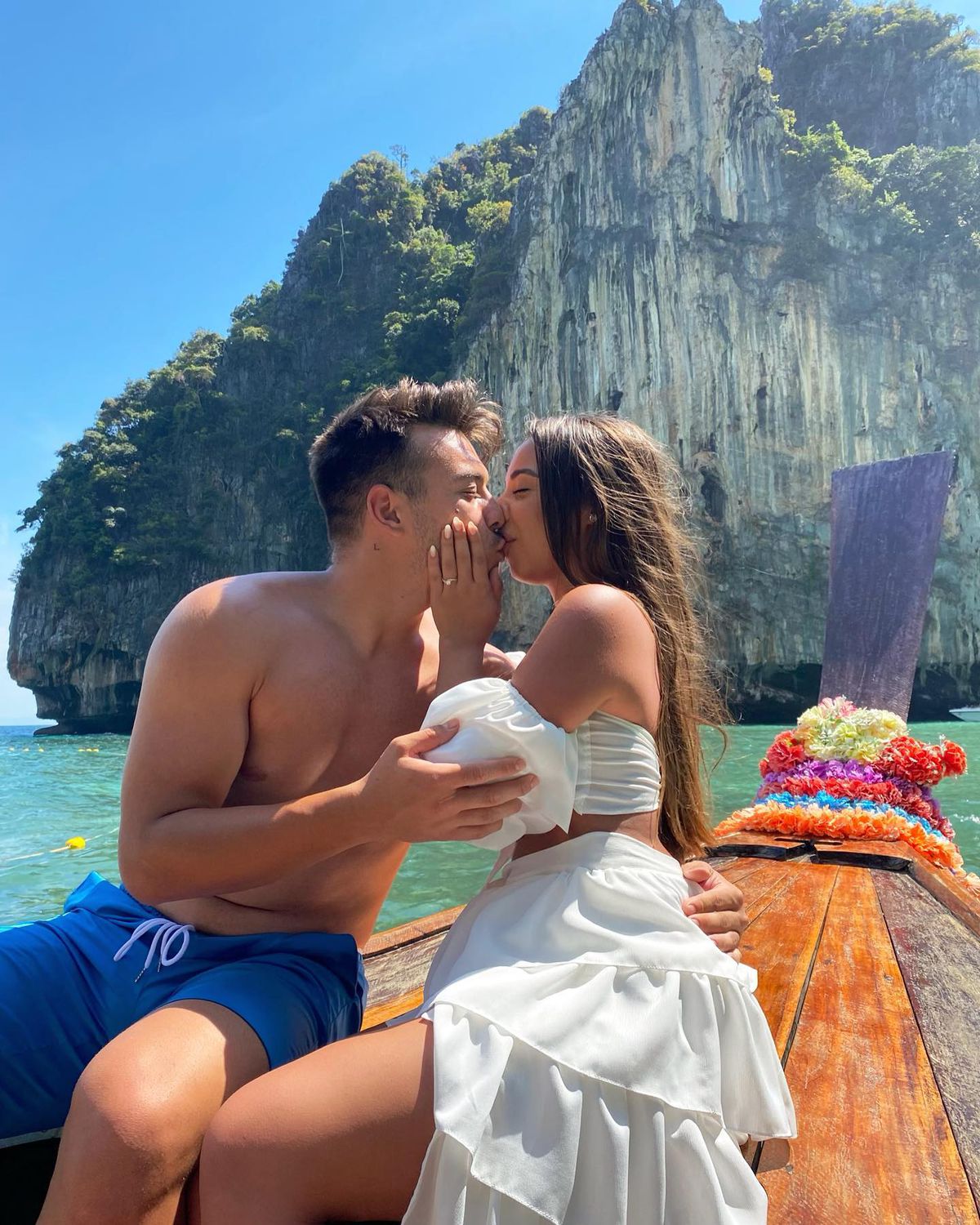 FOTO Iubita lui Florinel Coman are concurență mare de la rivala Dinamo » Atacantul „câinilor” a fost cucerit de o brunetă voluptuoasă